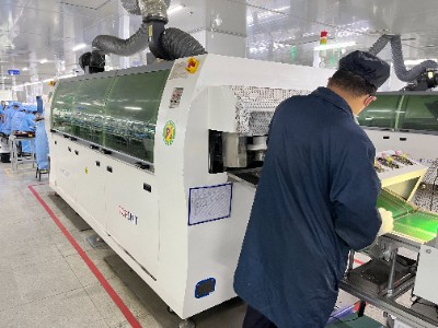 PCBA焊接常見問題丨波峰焊連錫、空焊原因及解決措施(圖1) 波峰焊接.jpg