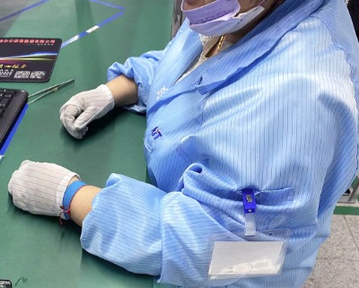 了解smt貼片加工中的靜電源(圖1) 佩戴靜電手環_安徽英特麗smt貼片加工.jpg
